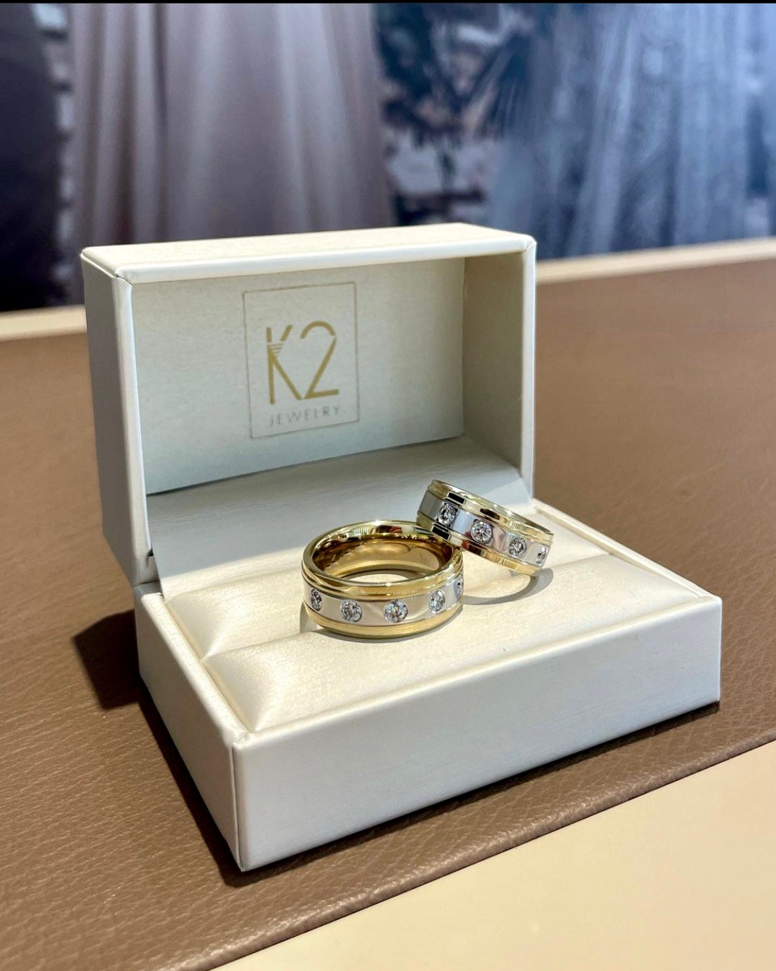 Bicolor Eheringe aus Gelbgold und Weißgold mit Diamanten in Bielefeld die in einer K2 Jewelry Schatulle liegen.