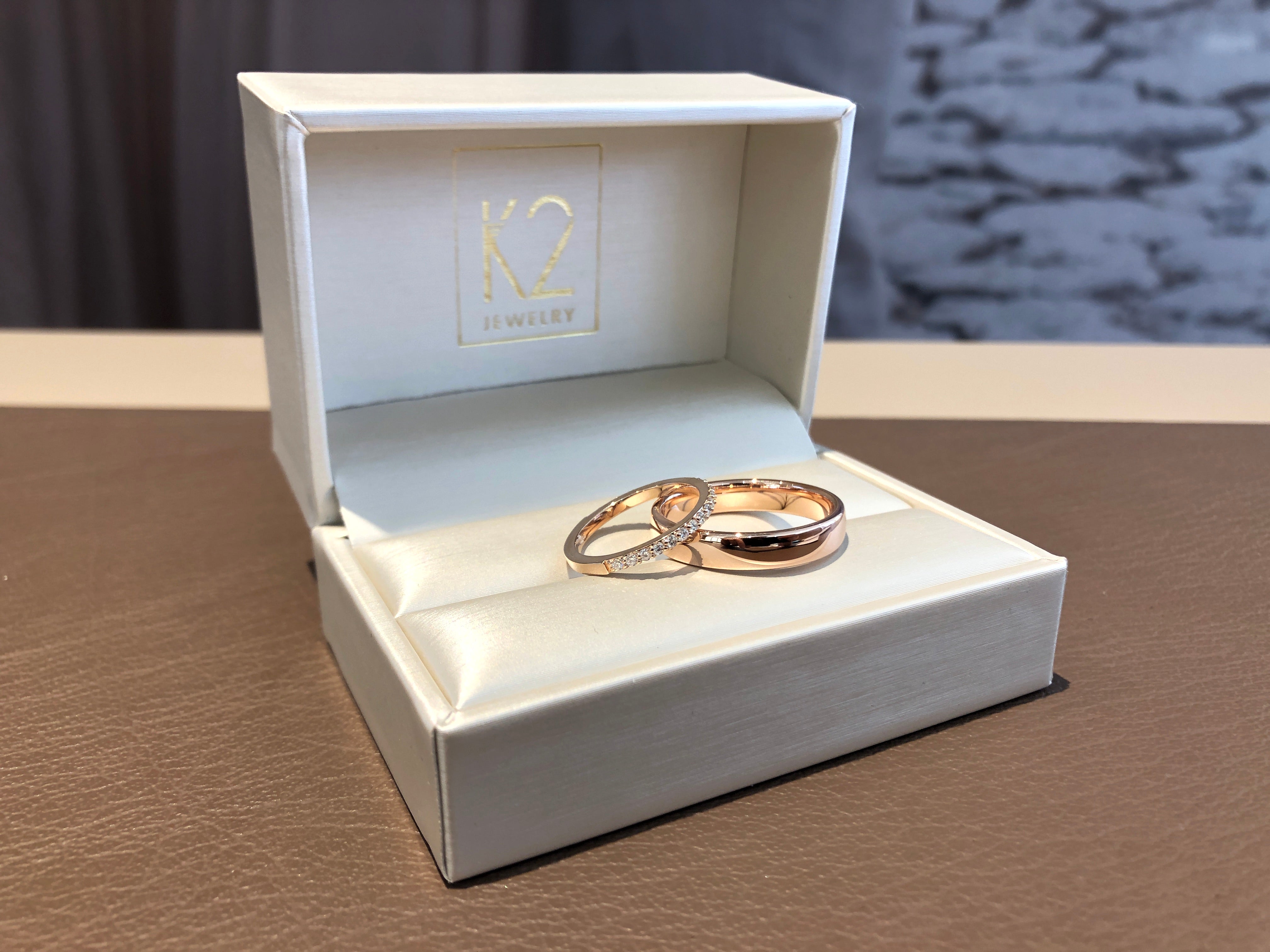 Roségoldene Eheringe in Bielefeld mit Diamanten in einer K2 Jewelry Schatulle.