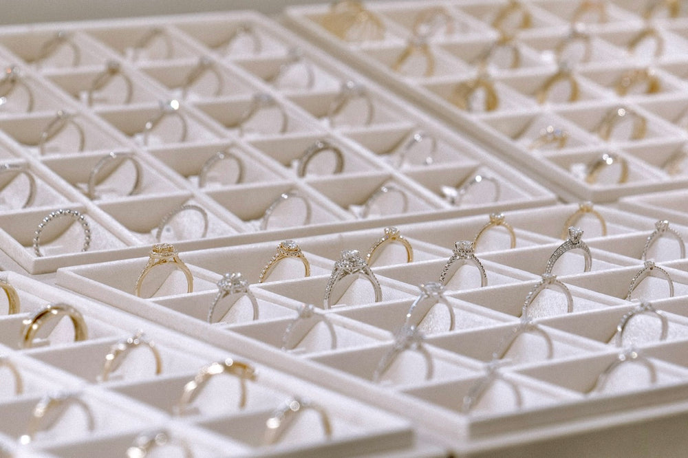 Goldene und Weißgoldene Verlobungsringe die im K2 Jewelry in Bielefeld ausgestellt sind 