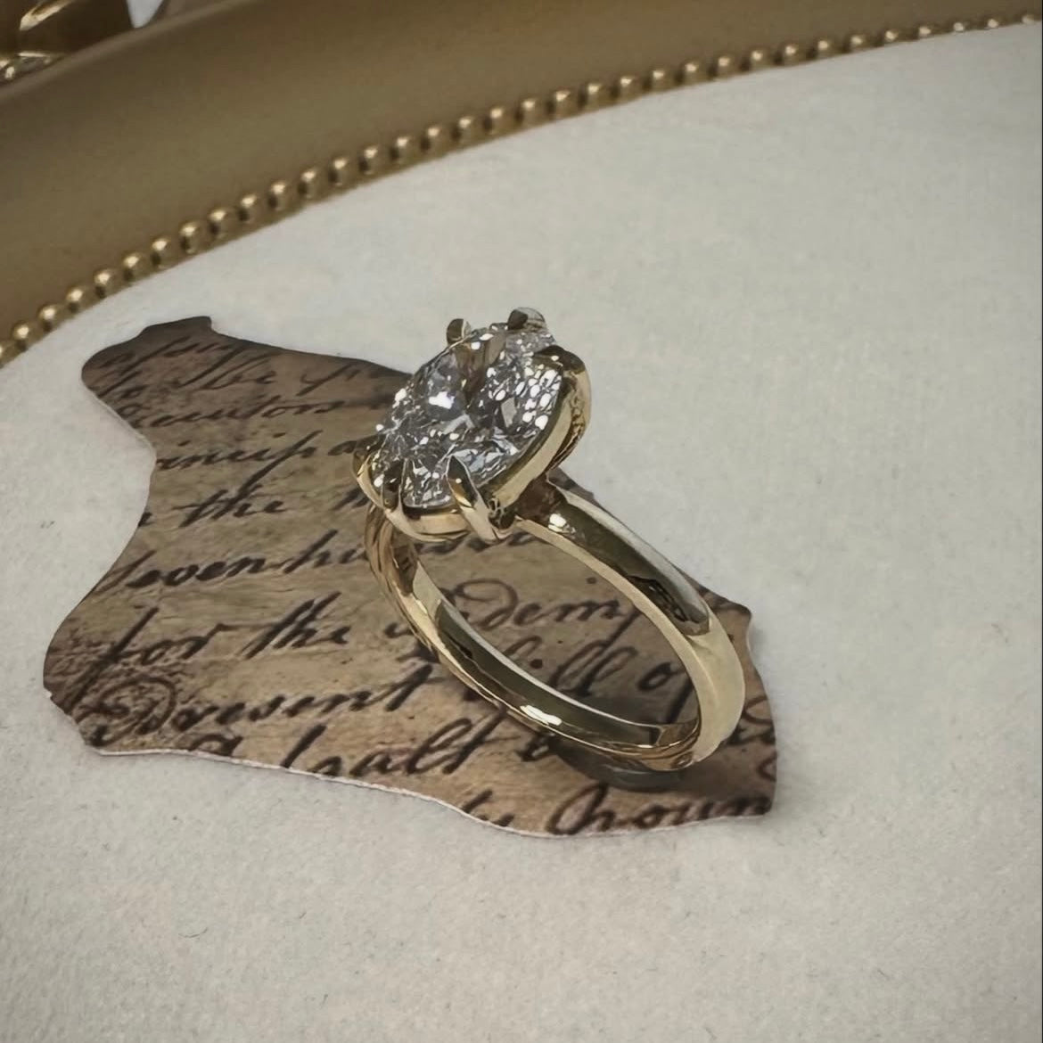 Ovaler Diamant in 6er Krappe