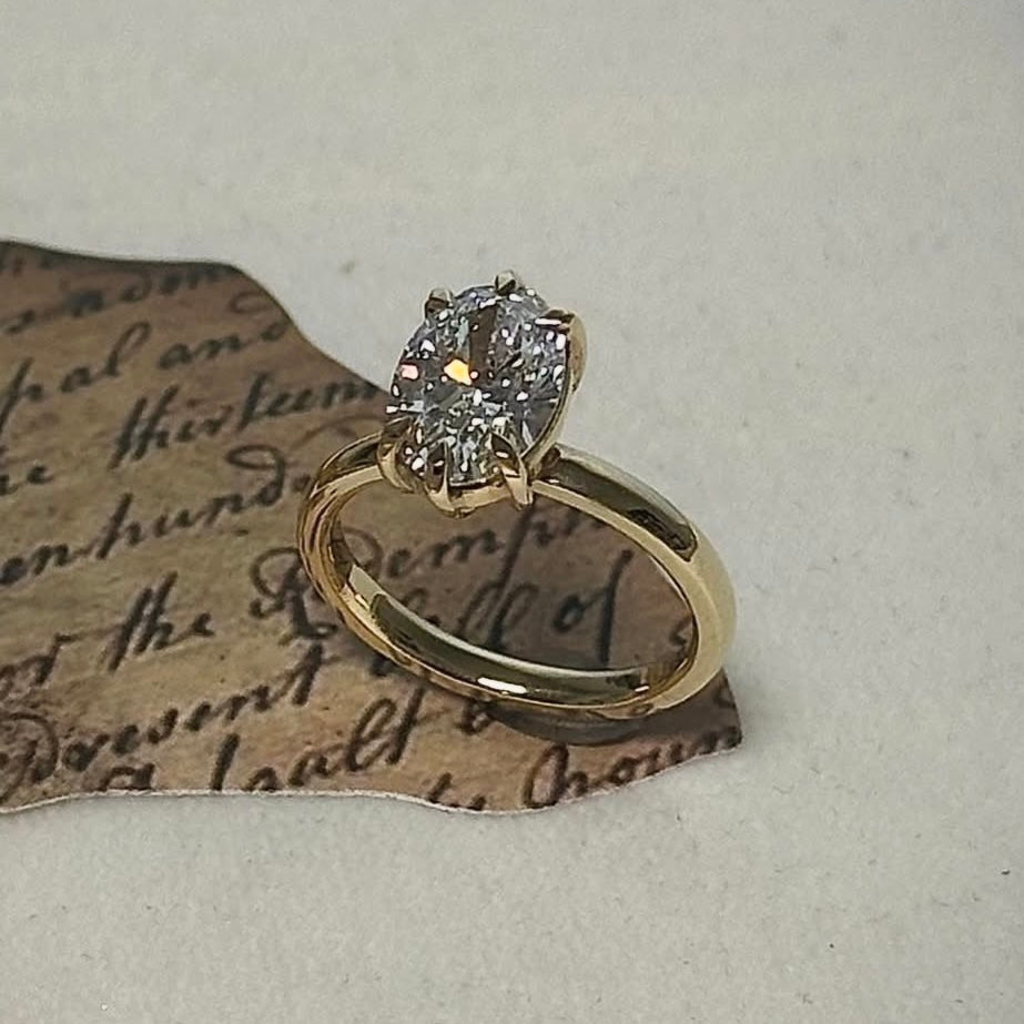 Ovaler Diamant in 6er Krappe